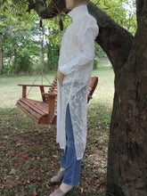 Load image into Gallery viewer, Long White Jacquard Floral Kimono with gold threads