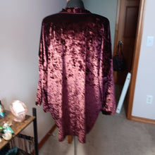 Load image into Gallery viewer, Wine Crushed Velvet Kimono